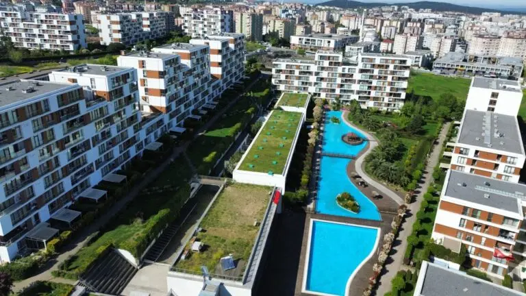 Dumankaya Konsept İstanbul 18. parsel havuzu, yeşil alanları ve konut bloklarının drone görünümü