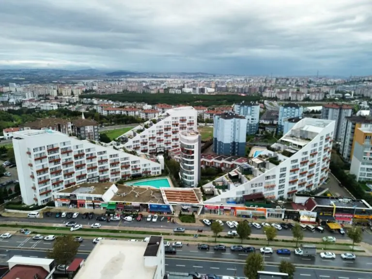 Helenium Wings Yenişehir blokları, açık havuz ve bulvar cephesinin havadan görünümü
