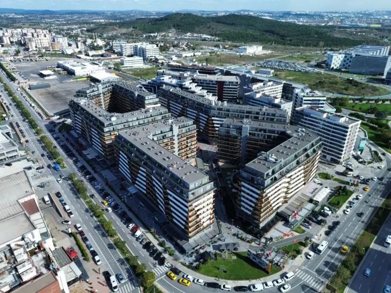 Lens İstanbul’un beş bloklu yerleşimi ve çevre yollarının drone görünümü