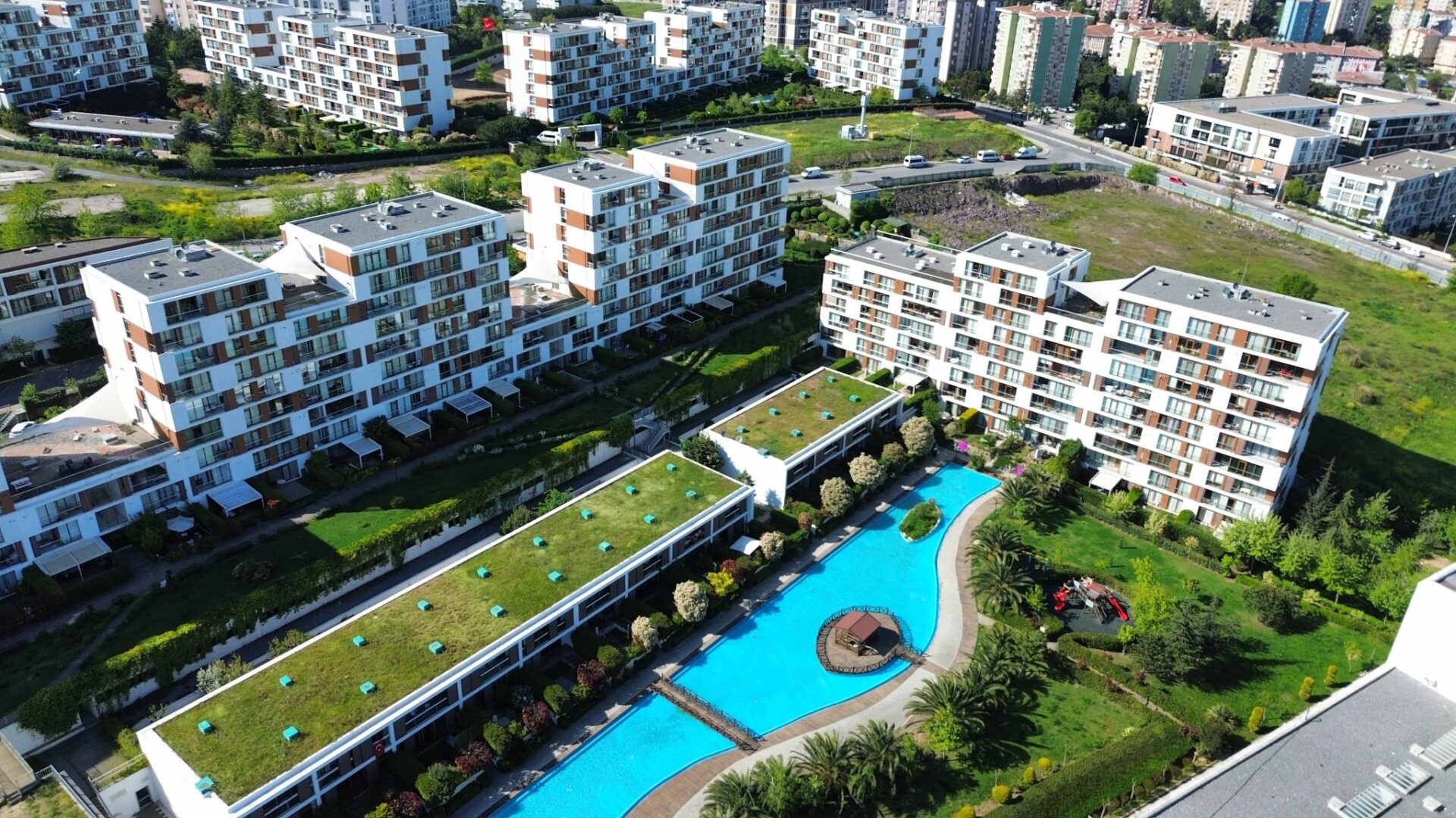 Dumankaya Konsept İstanbul 18. parsel konut blokları ve havuz çevresindeki peyzajın havadan görünümü