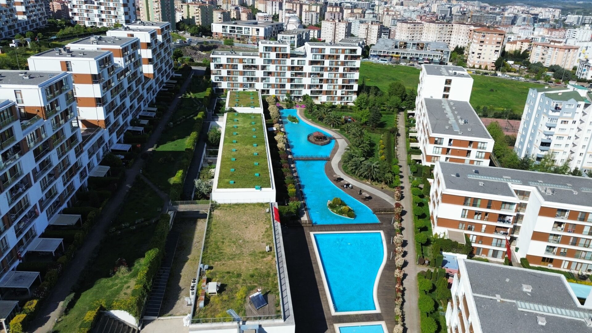 Konsept İstanbul 18. parsel açık yüzme havuzunun tamamı ve iki yanındaki yeşil alanlar