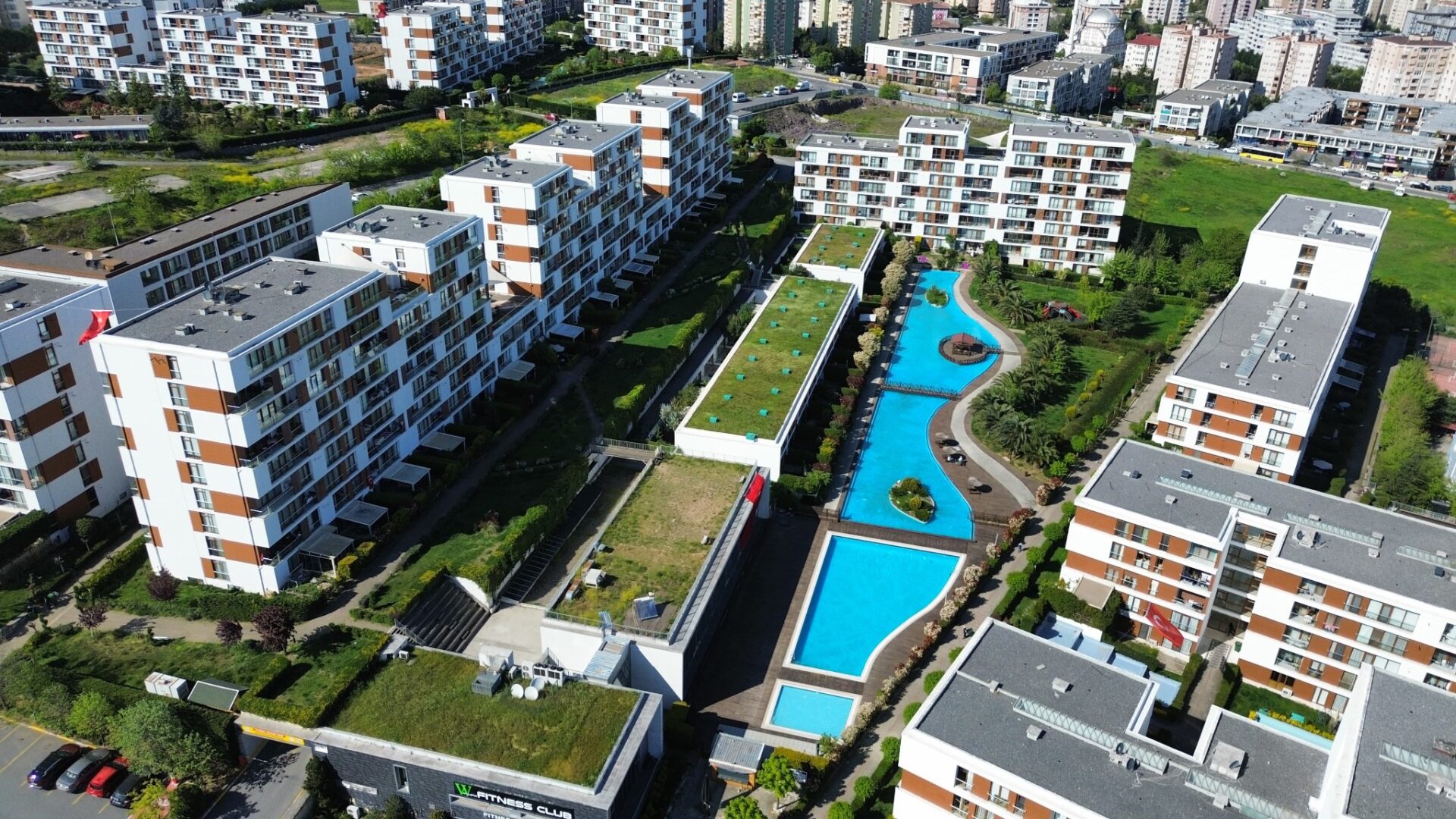 Dumankaya Konsept İstanbul 18. parsel ortak alan binası, açık havuz ve blokların geniş açı drone görüntüsü