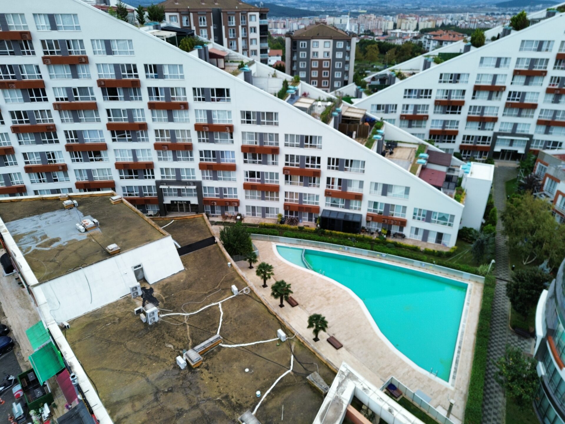 Helenium Wings açık yüzme havuzu, havuz çevresi ve konut bloğu
