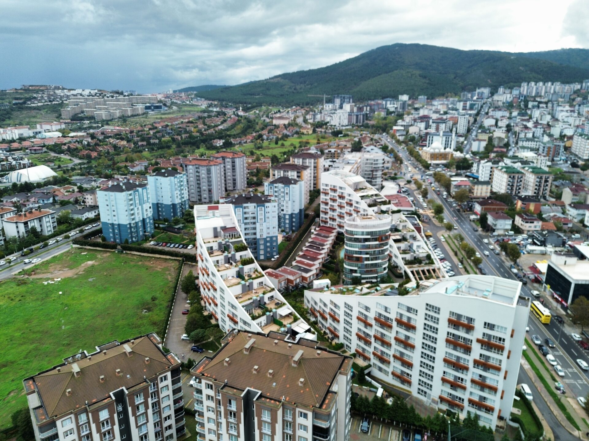 Helenium Wings yerleşimi, bulvar ve çevredeki konut alanlarının havadan görünümü