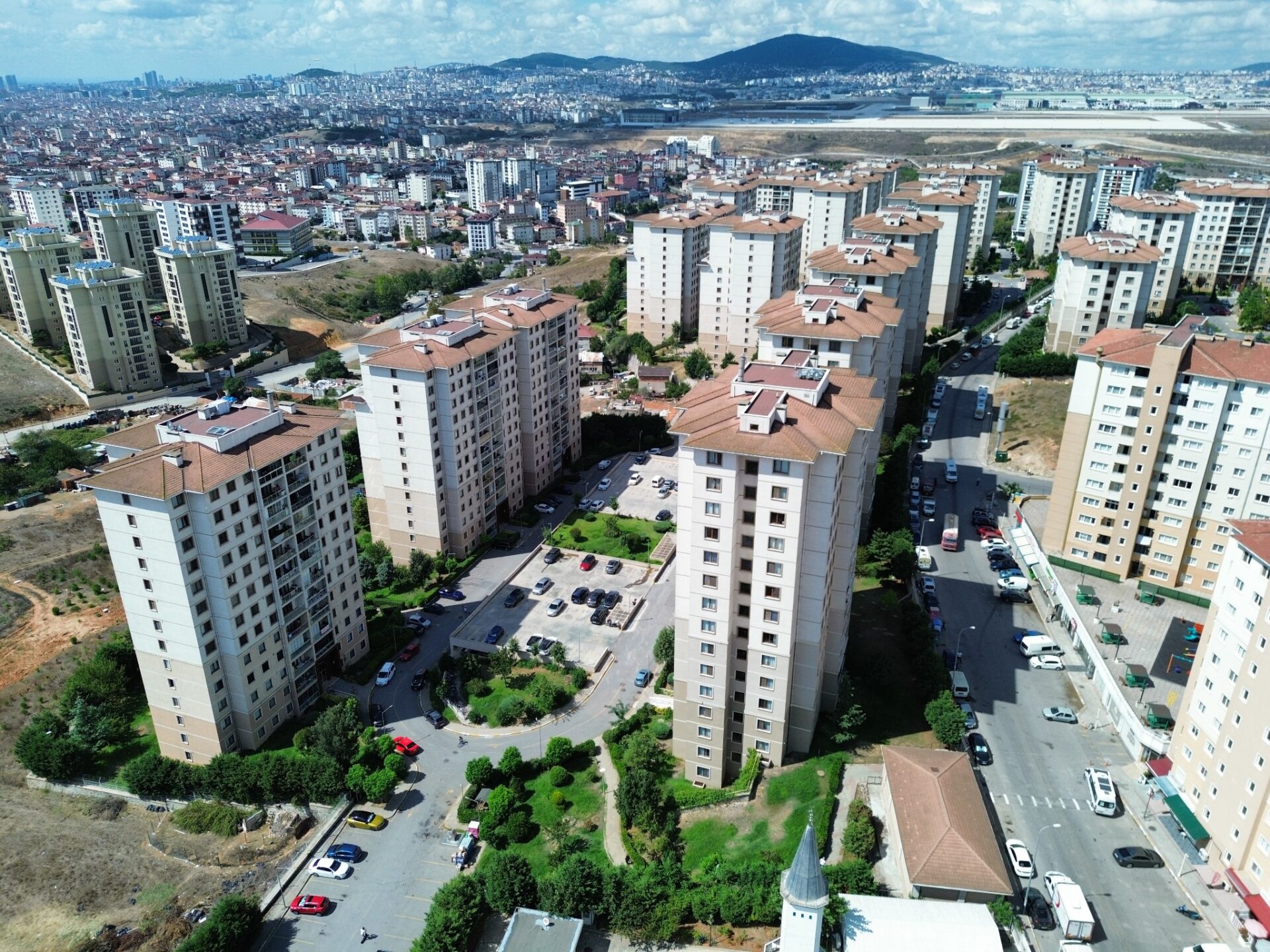Tuzla Emlak Konutları Aydınlı ve Çevresi Tuzla Emlak Konutları Aydınlı yerleşimi ve çevredeki yapılaşmanın geniş açılı drone görünümü