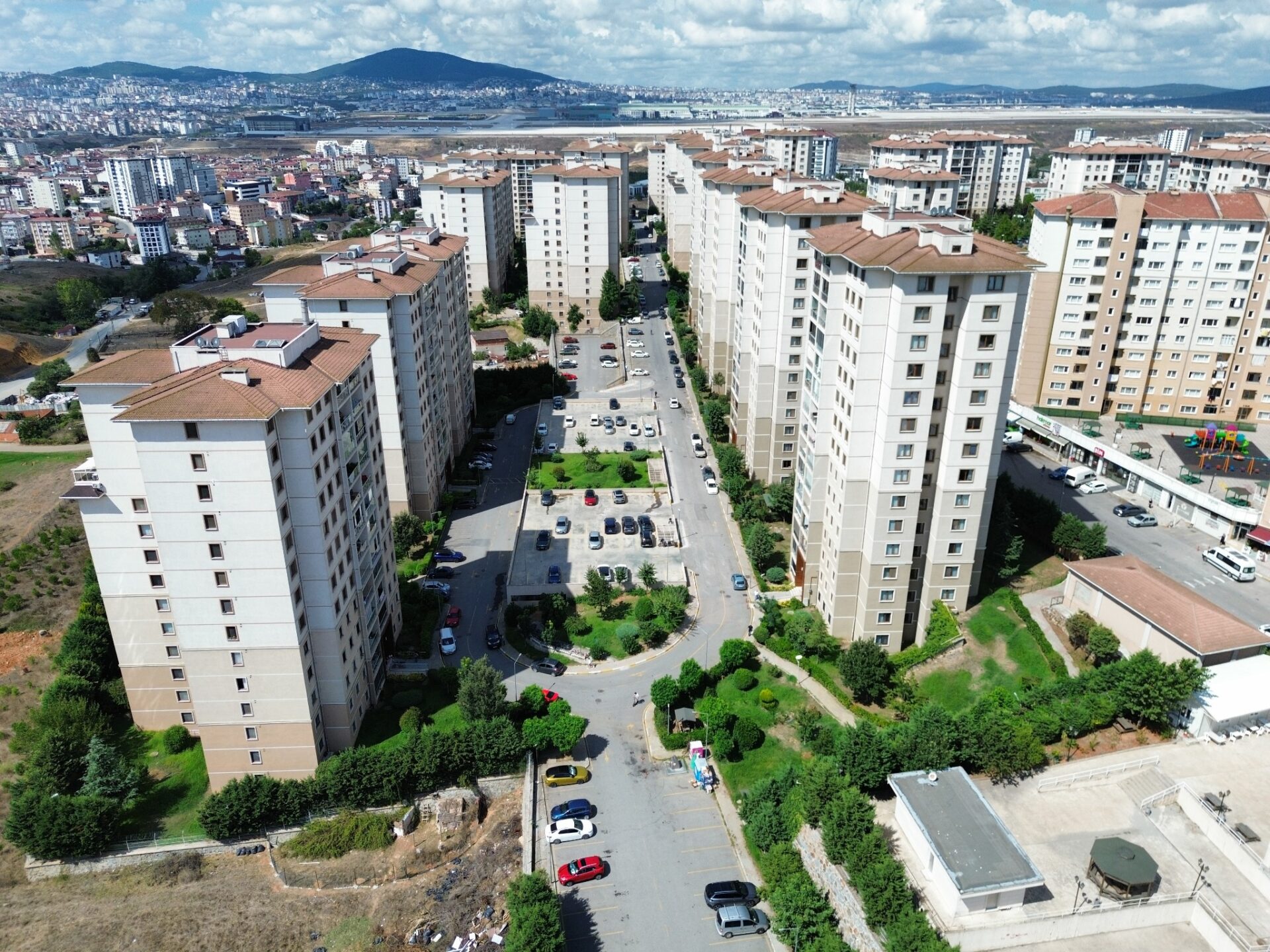 Tuzla Emlak Konutları Aydınlı Genel Görünüm Tuzla Emlak Konutları Aydınlı blokları, site içi yollar ve peyzaj alanlarının havadan görünümü